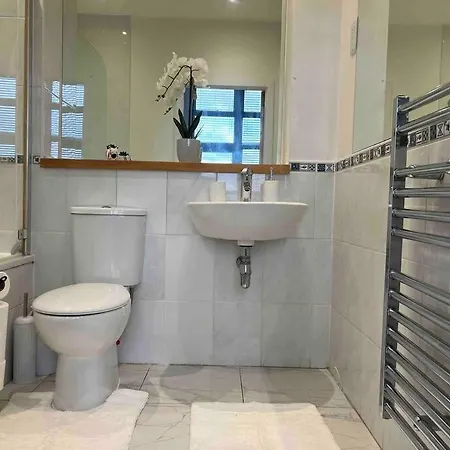 Elegance 1 Bedroom Retreat In Centre דירה *